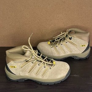 Hi Tek Trekker Jr.  Youth size 3   Hiking boots   Beige/Black  Not New